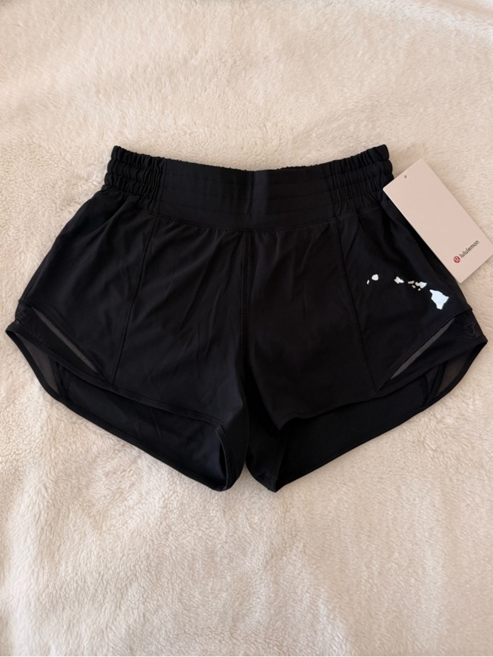 🌺 HAWAII Exclusive!
BNWT Lululemon Hotty Hot HR Shorts 2.5” *Lined Size 6